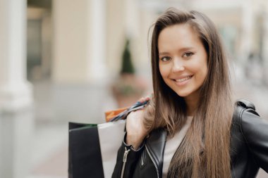 Avrupa görünümlü bir kadının portresi, Bayer tasarımcı serbest