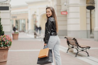 Avrupa görünümlü bir kadının portresi, Bayer tasarımcı serbest