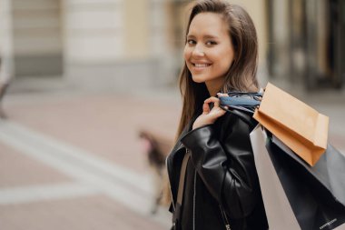 İnternetten alışveriş yapar, gülümser, dişlerini gösterir. Esmer Kafkas 