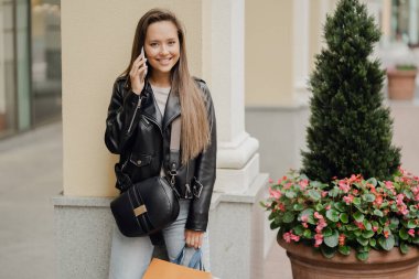 Güzel, kendine güvenen esmer kadın, gülümseyen beyaz kadın. 