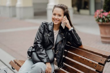 Restoranın sipariş ettiği yeni bir cep telefonu görüşmesi var.