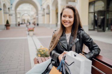 Alışveriş paketi genç ekonomik akıllı kadın esmer Kafkasyalı