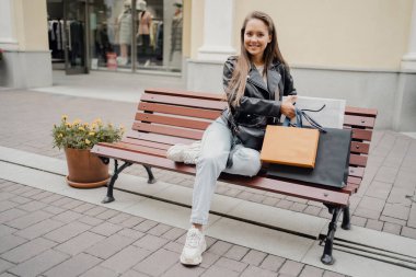 Alışveriş paketi genç ekonomik akıllı kadın esmer Kafkasyalı