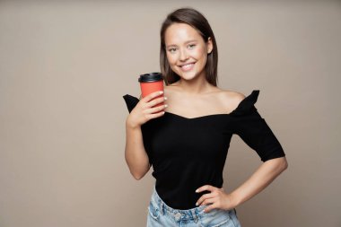 Kendine güvenen, şık, esmer, Avrupalı bir kadın.