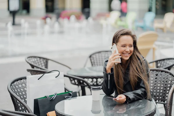 Bir Kadın Yaz Açık Hava Restoranında Elinde Fotografla Oturuyor — Stok fotoğraf