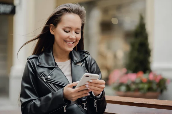 Retrato Una Hermosa Mujer Morena Segura Aplicación Europea — Foto de Stock