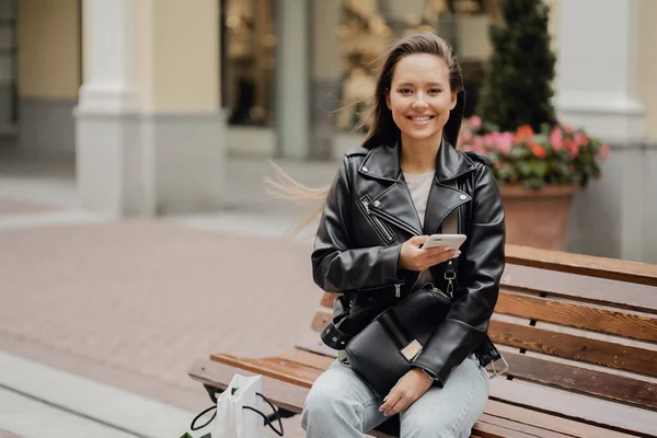 Retrato Una Morena Confiada Thrifty Appea Europea — Foto de Stock