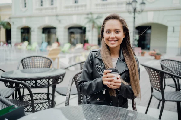 Kendine Güveni Tam Genç Bir Kadın Baba Içinde Nefis Bir — Stok fotoğraf