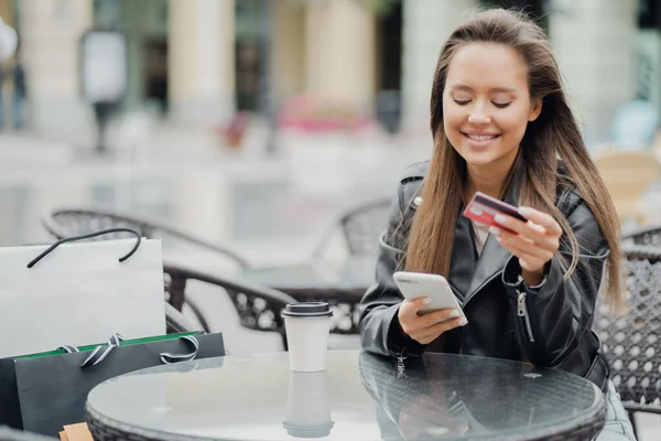 Una Mujer Está Sentada Restaurante Aire Libre Verano Sosteniendo Pho — Foto de Stock