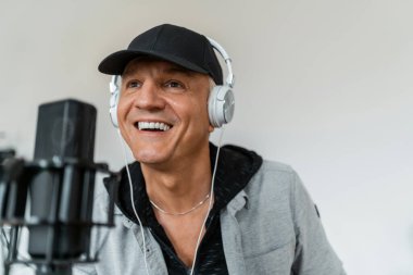 Radyo sunucusu haberleri iletir ve mikrofona konuşur. Bir erkeğin en sevdiği iş. Serbest çalışan biri dinleyiciler için müzik açar. Bu kişi bir radyo stüdyosunda çalışıyor..