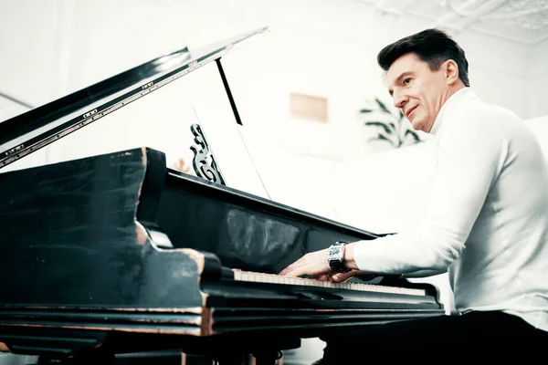 Evde Piyano Çalıyor Güzel Klasik Müzik Çalıyor Akustiği Güzel Bir — Stok fotoğraf