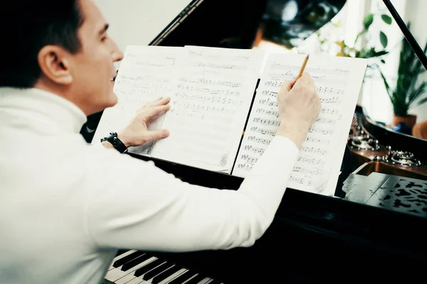 Evde Piyano Çalıyor Güzel Klasik Müzik Çalıyor Akustiği Güzel Bir — Stok fotoğraf