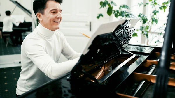Besteci Notaları Bir Müzik Enstrümanına Yazar Evde Evde Piyanonun Üzerinde — Stok fotoğraf