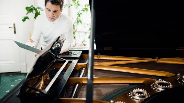 Erkek Bir Müzisyen Yeni Için Notaları Yazar Sanatçı Evde Çalışır — Stok fotoğraf
