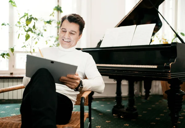Bir Müzik Okulunda Ders Veriyor Sanatçı Evde Çalışır Piyano Çalar — Stok fotoğraf