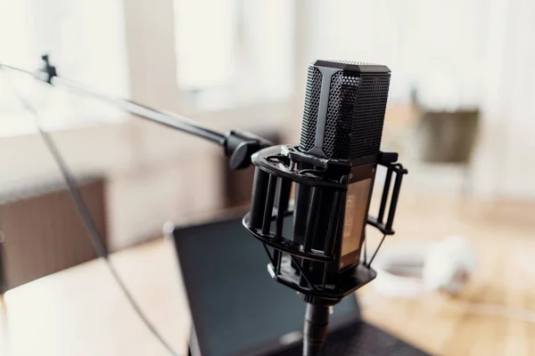 Röportaj için stüdyoda mikrofon var. Podcast programının İyi Haberler canlı yayın kaydı.