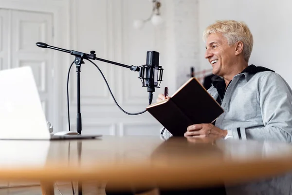 Speaks Microphone News Radio Adult Gray Haired Man Working Blogger — Stock Photo, Image