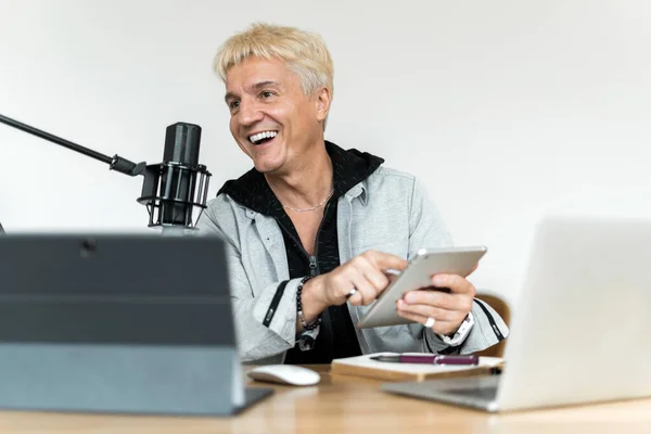 Radio Host Pro Age Man Working Recording Studio Communicates People — Stock Photo, Image