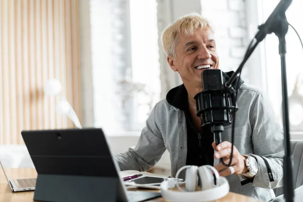 Comunică Oamenii Prin Microfon Bărbat Vârstă Gazdă Radio Lucrează Într — Fotografie, imagine de stoc
