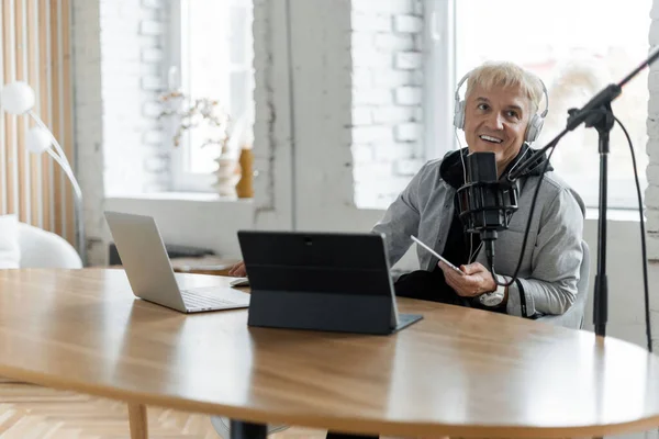Speaks Microphone News Radio Adult Gray Haired Man Working Blogger — Stock Photo, Image