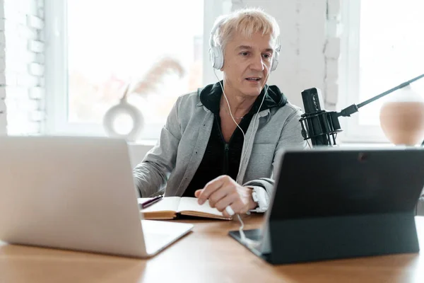 Freelancer Puts Music Listeners Man Works Radio Studio Radio Host — Stock Photo, Image