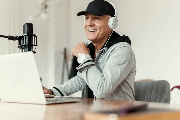 Hoparlör mikrofona konuşuyor. Podcast programının canlı yayın kaydı. Gazeteci ve röportaj. Radyodaki bir blog yazarı dinleyicilerle iletişim kuruyor. Radyo sunucusu iyi haberler.