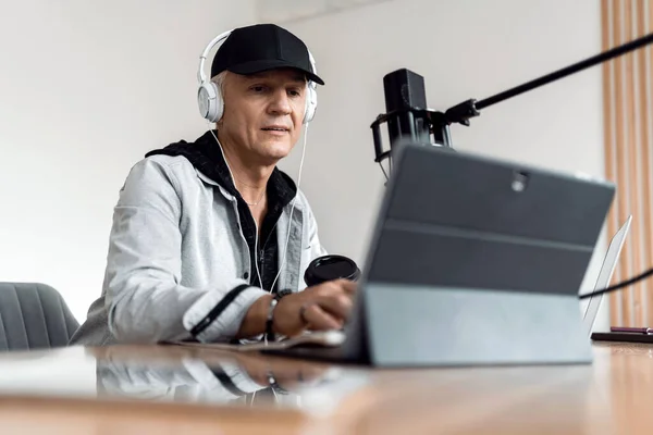 Adult Man Working Talking Microphone Latest News City Live Show — Stock Photo, Image