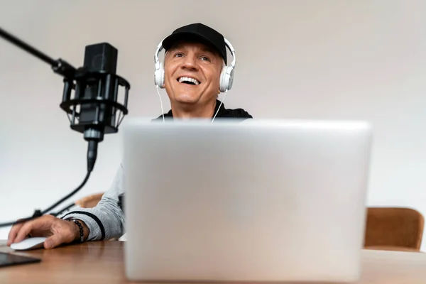 Speaker Speaks Microphone Live Broadcast Recording Podcast Show Blogger Radio — Stock Photo, Image