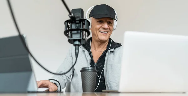 Blogger Communicates People Microphone Happy Radio Host Pro Age Man — Stock Photo, Image