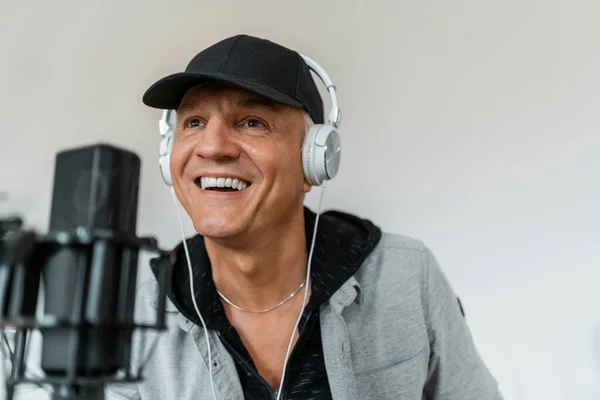Radyo sunucusu haberleri iletir ve mikrofona konuşur. Bir erkeğin en sevdiği iş. Serbest çalışan biri dinleyiciler için müzik açar. Bu kişi bir radyo stüdyosunda çalışıyor..
