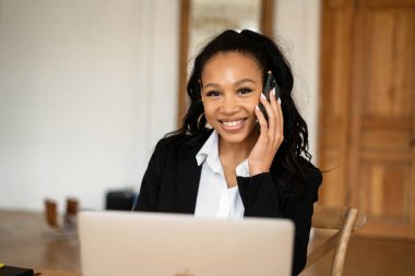 Bir öğrenci telefonla arıyor. Ofiste çalışan bir müdürün portresi. Finansör bakiyeyi internetten kontrol ediyor. Bir kadın gazeteci, müşterilerine postayla mesaj gönderir.