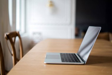 Laptop ofisteki masanın üstünde.