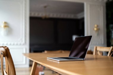 İş yerindeki dizüstü bilgisayar masanın üzerinde duruyor..