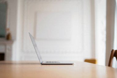 Ofisteki masada açık bir dizüstü bilgisayar.