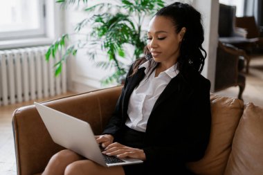 Avukat müşterilere postayla bir mektup yazdırır. İş yerindeki bir iş arkadaşının müdürü. Bir kadın dizüstü bilgisayarda çalışıyor. Ofiste internette internette dolaşan takım elbiseli bir finansçı..