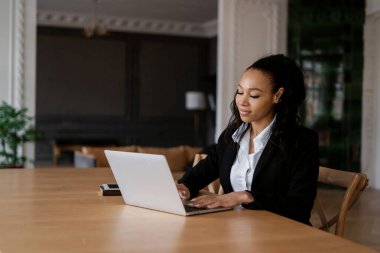 Ofiste internette internette gezinen takım elbiseli bir finansçı. Avukat müşterilere postayla bir mektup yazdırır. İş yerindeki bir iş arkadaşının müdürü. Bir kadın dizüstü bilgisayarla çalışıyor..
