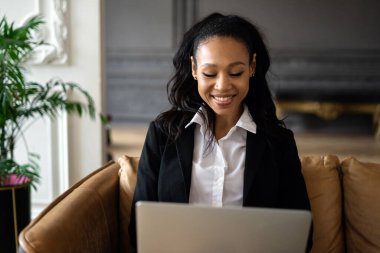 Ofiste çalışan bir finansörün portresi. İş yerinde birlikte çalışıyoruz. Dizüstü bilgisayar ekonomisti şirkete rapor veriyor..