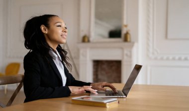 Bir kadın dizüstü bilgisayarda çalışıyor. Ofiste internette internette sörf yapan takım elbiseli bir finansçı. İş yerindeki bir iş arkadaşının müdürü. Avukat müşterilere postayla bir mektup yazdırır..