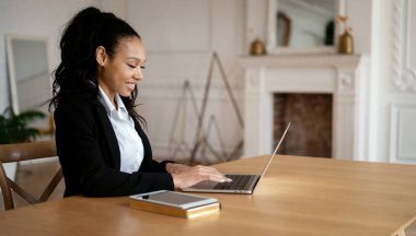 İş yerindeki bir iş arkadaşının müdürü. Bir kadın dizüstü bilgisayarda çalışıyor. Ofiste internette internette sörf yapan takım elbiseli bir finansçı. Avukat müşterilere postayla bir mektup yazdırır..