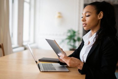 Yönetici ofiste çalışıyor. Finansör bakiyeyi internetten kontrol ediyor. Bayan bir avukat müşterilere postayla bir mesaj gönderir. Yönetici internette dizüstü bilgisayarda geziniyor..