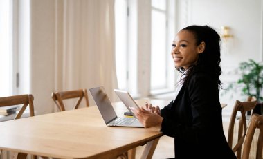 Ofiste internette internette sörf yapan takım elbiseli bir finansçı. İş yerindeki bir iş arkadaşının müdürü. Avukat müşterilere postayla bir mektup yazdırır. Bir kadın dizüstü bilgisayarla çalışıyor..