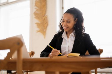 Sekreter bir çalışma planı yapar. Ofiste çalışan bir müdürün portresi. Finansör bakiyeyi internetten kontrol ediyor. Bir kadın gazeteci, müşterilerine postayla mesaj gönderir.