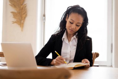 Finansör ofiste çalışıyor. İş yerinde birlikte çalışıyoruz. Şirkete rapor veriyor..