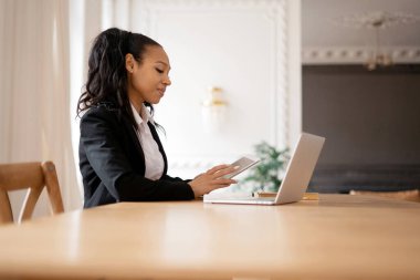 Avukat müşterilere postayla bir mektup yazdırır. Bir kadın dizüstü bilgisayarda çalışıyor. Ofiste internette internette sörf yapan takım elbiseli bir finansçı. İş yerindeki müdürün iş arkadaşı.