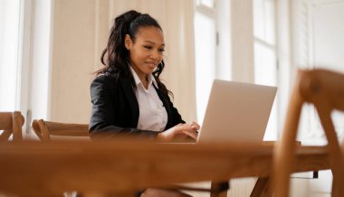 Öğrenci internette dizüstü bilgisayarda sörf yapıyor. Yönetici ofiste çalışıyor. Finansör bakiyeyi internetten kontrol ediyor. Bayan bir avukat müşterilere postayla mesaj gönderir.