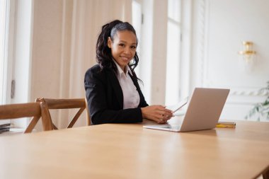 Ekonomist şirkete bir rapor hazırlar. Finansör ofiste çalışıyor. Eş zamanlı çalışmada işyeri.