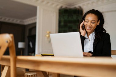 Avukat müşterilere postayla bir mektup yazdırır. Finansör ofiste internette sörf yapıyor. Bir kadın dizüstü bilgisayarda çalışıyor. İş yerindeki müdürün iş arkadaşı.