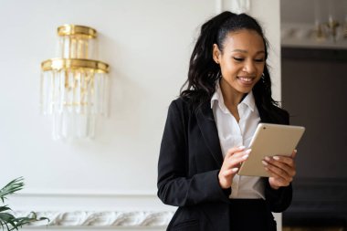 Ofiste çalışan bir finansörün portresi. Tablet ekonomisti şirkete bir rapor sunar. Eş zamanlı çalışmada işyeri.