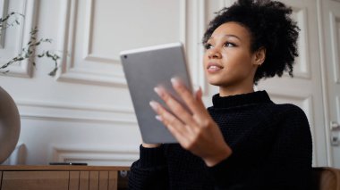 Uygulamayı bir kadın blogcu oynuyor. Tasarımcı internette çalışıyor. Üniversite web sitesinde öğrenci eğitimi. İşyeri uzak işlevi.