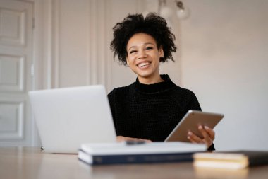 Dizüstü bilgisayar telefonu kullanıyor. Blogcu internette sörf yapıyor. Müşterinin e-postasına bir mesaj yazdırır. Bir serbest yazar, abonelerle sosyal ağda iletişim kurar. Tasarımcı online başvuru eğitimi.